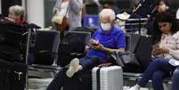 Viajante usa máscara enquanto aguarda embarque no aeroporto de Guarulhos
29/02/2020
REUTERS/Amanda Perobelli  Foto: Reuters