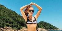 Marina Ruy Barbosa aposta em biqu&iacute;ni com decote moderno p&b para passeio de lancha  Foto: Instagram, Marina Ruy Barbosa / PurePeople