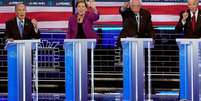 Mike Bloomberg, Elizabeth Warren, Bernie Sanders e Joe Biden no debate em Nevada (19/02/2020)  Foto: DW / Deutsche Welle