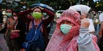 Pessoas usam máscaras para se proteger em Jacarta  Foto: Willy Kurniawan / Reuters