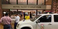 Carro da pol&iacute;cia do Paraguai em frente ao hotel onde Ronaldinho est&aacute; hospedado em Assun&ccedil;&atilde;o
04/03/2020
REUTERS/Jorge Adorno  Foto: Reuters