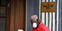 Estátua de chimpanzé com máscara de proteção na entrada do The Walled Off Hotel, em Belém
05/03/2020
REUTERS/Mussa Qawasma  Foto: Reuters