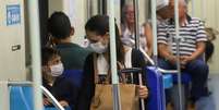 Mulher e criança com máscara de proteção no metrô de São Paulo
06/03/2020
REUTERS/Rahel Patrasso  Foto: Reuters