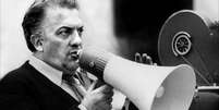 O aclamado cineasta Federico Fellini em ação em set de filmagem  Foto: Ansa / Ansa - Brasil