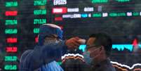 Acionista tem sua temperatura medida em Xangai, China
28/02/2020
REUTERS/Aly Song  Foto: Reuters