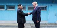 Líder norte-coreano, Kim Jong Un, e presidente dos EUA, Donald Trump se cumprimentam na zona desmilitarizada que separa as duas Coreias
30/06/2019
KCNA via REUTERS      Foto: Reuters