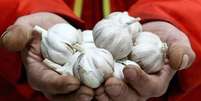 O alho pode ser bom para a saúde geral, mas não bloqueia o coronavírus  Foto: Getty Images / BBC News Brasil