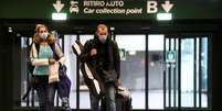 Pessoas usam máscaras protetoras enquanto andam no aeroporto de Malpensa, perto de Milão, Itália. 09/03/2020. REUTERS/Flavio Lo Scalzo  Foto: Reuters