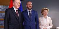 O presidente turco Erdogan, o chefe do Conselho Europeu, Charles Michel,  e a chefe da Comissão Europeia, Ursula von der Leyen  Foto: DW / Deutsche Welle
