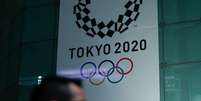 Homem com máscara de proteção passa pelo logo da Olimpíada de Tóquio
11/03/2020
REUTERS/Issei Kato  Foto: Reuters