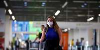 Passageira usa máscara no aeroporto de Brasília
11/03/2020
REUTERS/Adriano Machado  Foto: Reuters