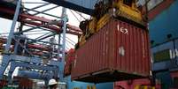 Cont&ecirc;iner &eacute; transportado no porto de Santos
23/09/2019
REUTERS/Amanda Perobelli  Foto: Reuters
