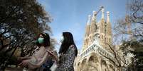 Turistas usam máscaras perto da basílica da Sagrada Família, em Barcelona
12/03/2020
REUTERS/Nacho Doce  Foto: Reuters