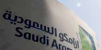 Logo da Saudi Aramco em instala&ccedil;&atilde;o de petr&oacute;leo em Khurais, Ar&aacute;bia Saudita 
12/10/2019
REUTERS/Maxim Shemetov  Foto: Reuters