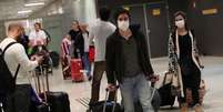 Pessoas com máscaras de proteção contra o coronavírus no aeroporto de Guarulhos, SP 
29/02/2020
REUTERS/Amanda Perobelli  Foto: Reuters