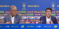 Tite e Juninho durante a convocação da seleção para o início das eliminatórias sul-americanas (Foto: Lucas Figueiredo/CBF)  Foto: LANCE!