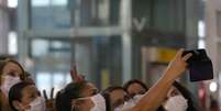 Mulheres posam para foto com máscara de proteção no aeroporto de Guarulhos, em São Paulo
12/03/2020
REUTERS/Rahel Patrasso  Foto: Reuters