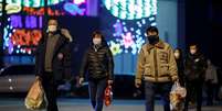 Pessoas usam máscaram ao sair de shopping center em Pequim em meio a pandemia de coronavírus
11/03/2020
REUTERS/Thomas Peter  Foto: Reuters