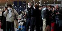 Pessoas usam m&aacute;scaras de prote&ccedil;&atilde;o no aeroporto Paris Charles de Gaulle
12/03/2020
REUTERS/Benoit Tessier  Foto: Reuters