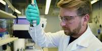 Philipp Hoffmann, da empresa biofarmacêutica alemã CureVac, demonstra pesquisa com vacina contra o coronavirus (Covid-19). 12/3/2020. REUTERS/Andreas Gebert -   Foto: Reuters
