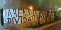 Torcida do Corinthians critica diretoria do clube em frente ao Parque São Jorge (Foto: Reprodução)  Foto: Gazeta Esportiva