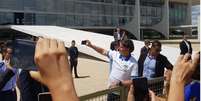 Presidente estava sendo monitorado e interagiu com manifestantes em Brasília durante atos pró-governo  Foto: BBC News Brasil