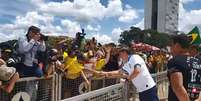 Bolsonaro cumprimenta manifestantes do Palácio do Planalto  Foto: Reprodução/Jair Bolsonaro / Estadão Conteúdo