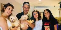 William Bonner com a família na ONG Indefesos, onde adotou dois cachorros, no Rio de Janeiro, capital.  Foto: Facebook / ONG Indefesos / Estadão