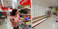 Mulher passa por prateleiras vazias em supermercado de Buenos Aires
15/03/2020
REUTERS/Agustin Marcarian  Foto: Reuters