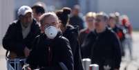Franceses fazem fila para entrar em supermercado 
16/03/2020
REUTERS/Christian Hartmann/  Foto: Reuters