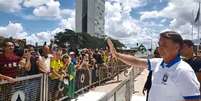 Presidente Jair Bolsonaro se aproxima de manifestantes no Palácio do Planalto  Foto: Reprodução/Jair Bolsonaro / Estadão