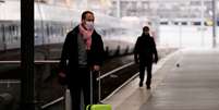 Homem com máscara de proteção em plataforma de trem Gare du Nord, em Paris
17/03/2020
REUTERS/Christian Hartmann  Foto: Reuters