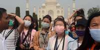 Turistas com máscara de proteção em frente ao Taj Mahal, em Agra, na Índia
03/03/2020
REUTERS/Stringer  Foto: Reuters