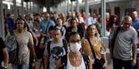 Mulher usa máscara de proteção na Central do Brasil, no centro do Rio
17/03/2020
REUTERS/Ricardo Moraes  Foto: Reuters