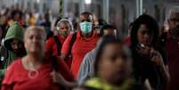 Homem com máscara de proteção contra o coronavírus em meio a aglomeração na Central do Brasil, Rio de Janeiro 
17/03/2020
REUTERS/Ricardo Moraes  Foto: Reuters