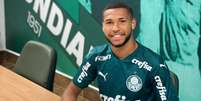 O atacante Wesley assinou um novo contrato com o Palmeiras, agora com duração até o final de 2024 (Divulgação)  Foto: LANCE!