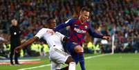 Arthur tenta passar por Vinicius Junior no clássico entre Barcelona e Real Madrid  Foto: Sergio Perez / Reuters
