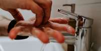 Pessoa lavando as mãos para evitar contaminação por coronavírus.  Foto: Claudio Schwarz/Unsplash / Reprodução