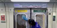 Funcionária limpa trem do metrô de São Paulo
17/03/2020
REUTERS/Rahel Patrasso  Foto: Reuters