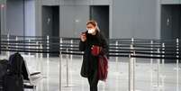 Passageira usa máscara facial em área quase vazia no aeroporto internacional Dulles, em Dulles, Virginia
12/03/2020
REUTERS/Kevin Lamarque  Foto: Reuters