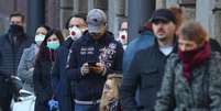 Fila de pessoas do lado de fora de centro para testagem de coronavírus em Frankfurt, na Alemanha
18/03/2020
REUTERS/Kai Pfaffenbach  Foto: Reuters