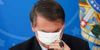 Bolsonaro, com máscara de proteção, em evento no Palácio do Planalto 18/3/2020 REUTERS/Adriano Machado  Foto: Reuters