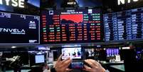 Operador tira uma foto de telas exibindo informações de negociação no pregão da Bolsa de Nova York (NYSE) em Nova York, EUA. 18/03/2020. REUTERS/Lucas Jackson  Foto: Reuters