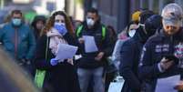 Fila diante de centro de diagnóstico para covid-19 em Frankfurt  Foto: DW / Deutsche Welle