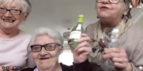 O único item que as amigas estocaram para seu autoisolamento são garrafas de vinho  Foto: BBC News Brasil