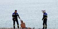 Policiais franceses conversam com homem na praia em Nice
19/03/2020
REUTERS/Eric Gaillard  Foto: Reuters