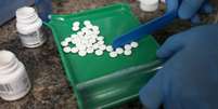 Funcionário conta drogas de prescrição médica. 12/6/2019. REUTERS/Chris Wattie  Foto: Reuters
