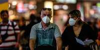 Com medo de contaminação pelo coronavírus, passageiros e funcionários usam máscaras de proteção no Aeroporto de Cumbica, em Guarulhos, na Grande São Paulo.  Foto: WERTHER SANTANA / Estadão Conteúdo