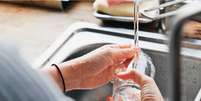 Como higienizar copos e pratos corretamente: veja as dicas  Foto: Shutterstock / TudoGostoso