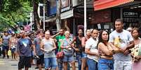 Muita gente faz fila em Bangu, zona oeste do Rio, para acessar agência bancária  Foto: Sílvio Barsetti / Silvio Alves Barsetti